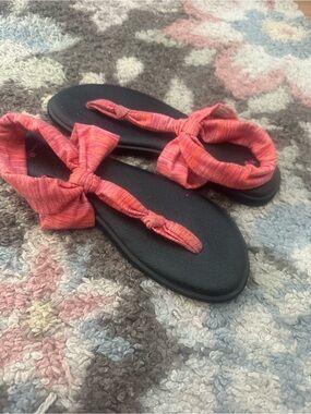 Sanuk Coral-Pattern Tie-Top Toe-Post Sandals
